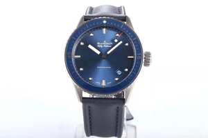 ZF tuottaa Blancpain 50 Bathyscaphen. Eleganssin ja rytmin alla on päättäväinen ja kypsä kaunis miesten kello.