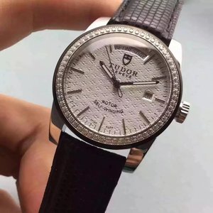 Boutique Tudor Tudor? Jun Jue -sarjan kuvioitu miesten mekaaninen timanttikello Boutique Tudor Tudor? Jun Jue -sarjan kuvioitu miesten mekaaninen timanttikello